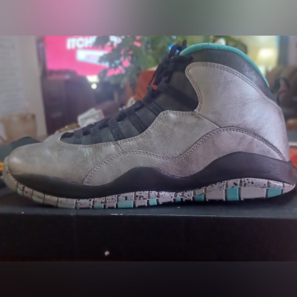 Men's Air Jordan - Picture 2 of 6